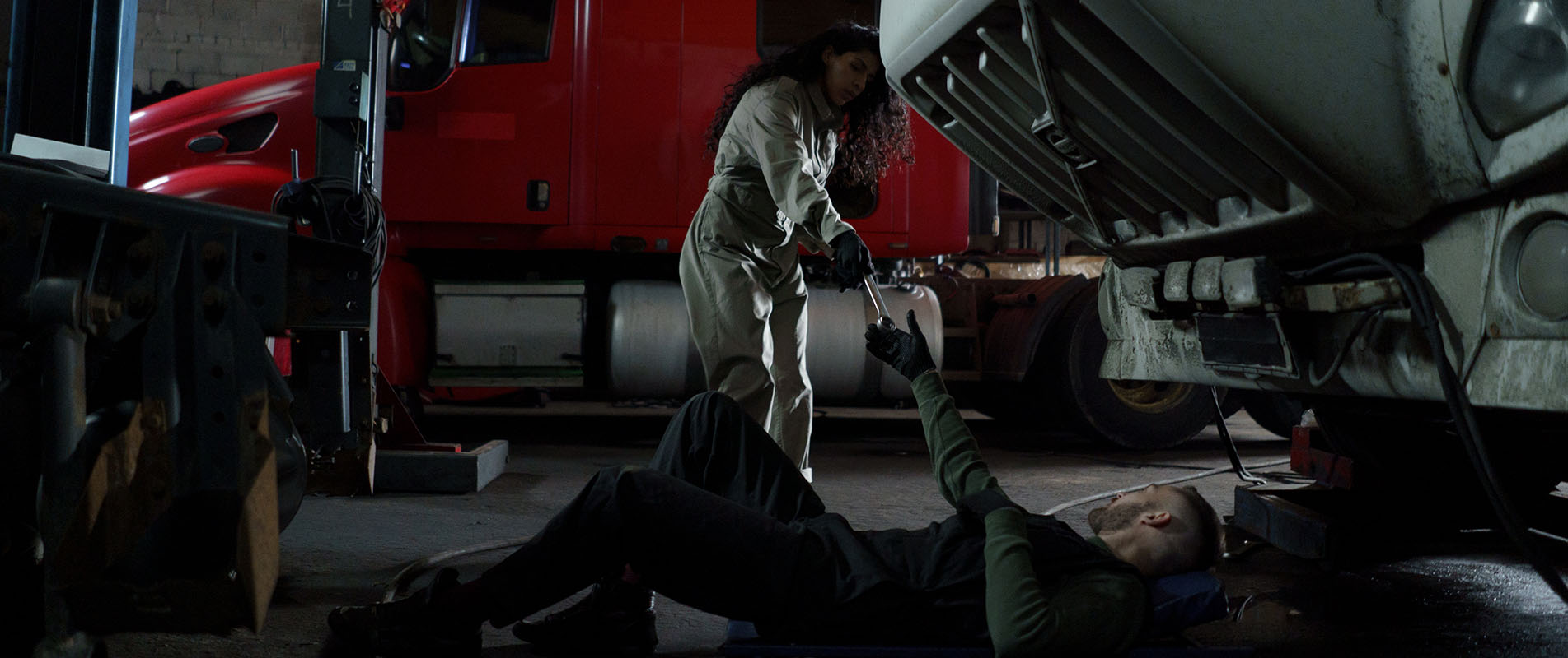 Why do automotive mechanics prefer to use disposable nitrile gloves?